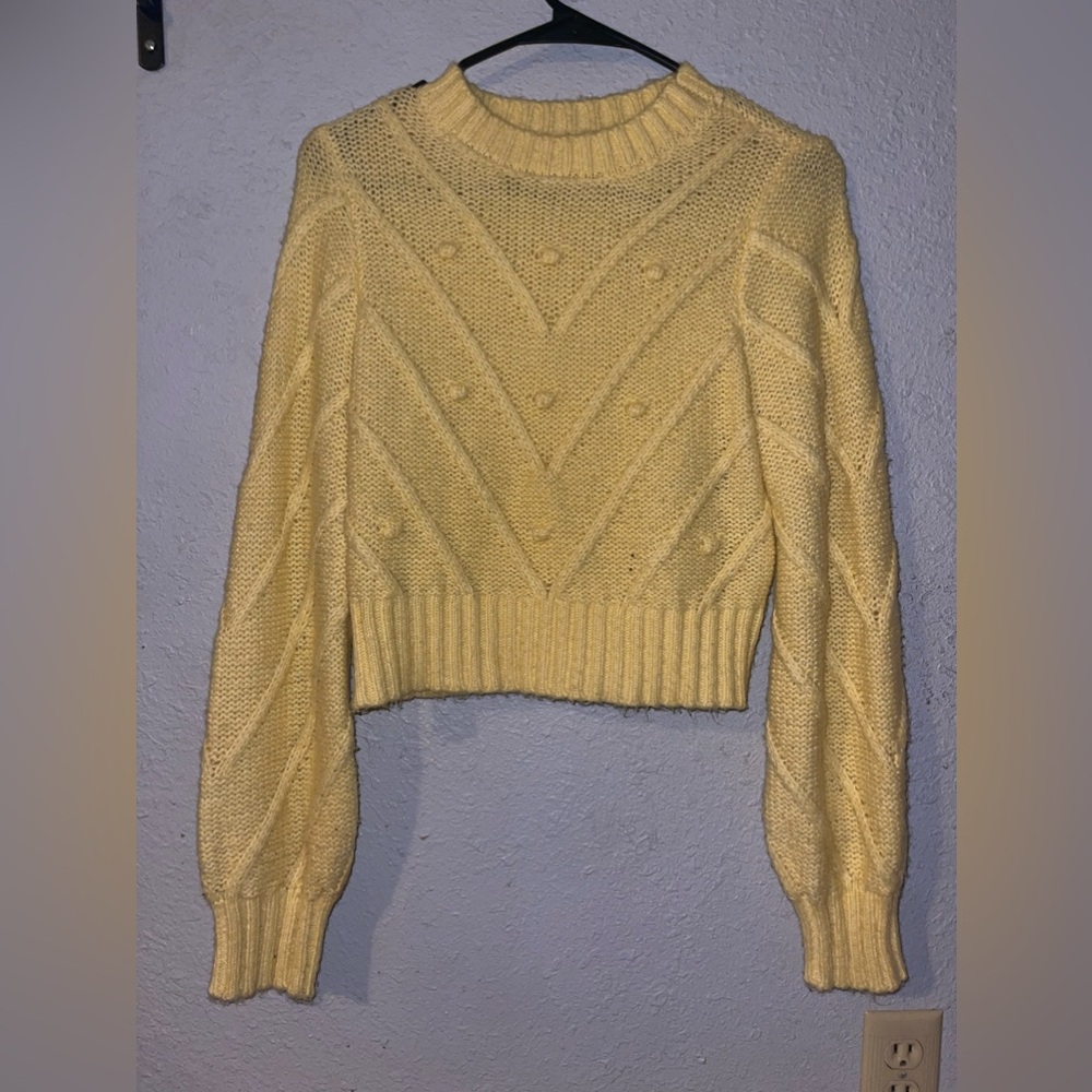 Pastel yellow cropped knitted sweater
